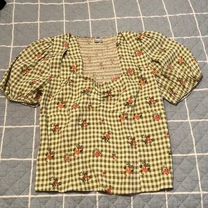 Green short sleeve blouse with zipper on the side. Stretchy. Square neckline.